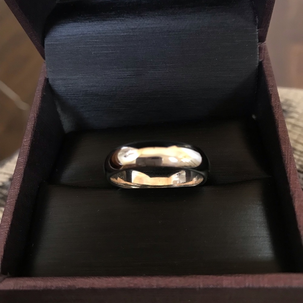 Gordon’s 14K authentic white gold band